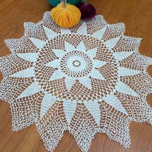 VTG OVERSIZE 21 in.HAND CROCHET DOILIE! UNUSED!